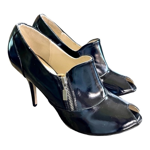 CHARLOTTE RUSSE, BLACK PATENT LEATHER HEELS. ATTRACTIVE ZIP UP CLOSURE. SIZE 8 - Picture 1 of 8